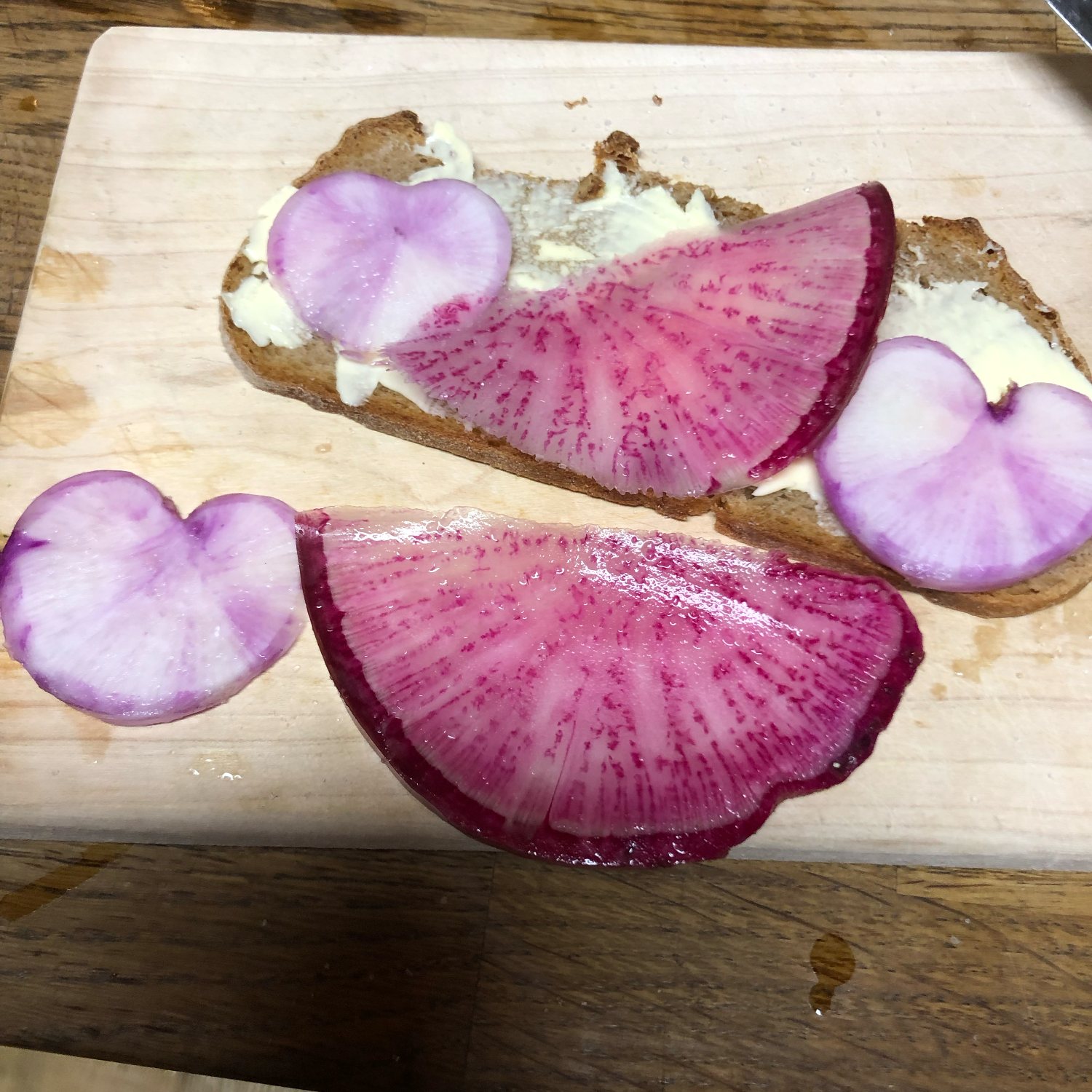 Aufgeschnittener Rettich aus dem eigenen Anbau