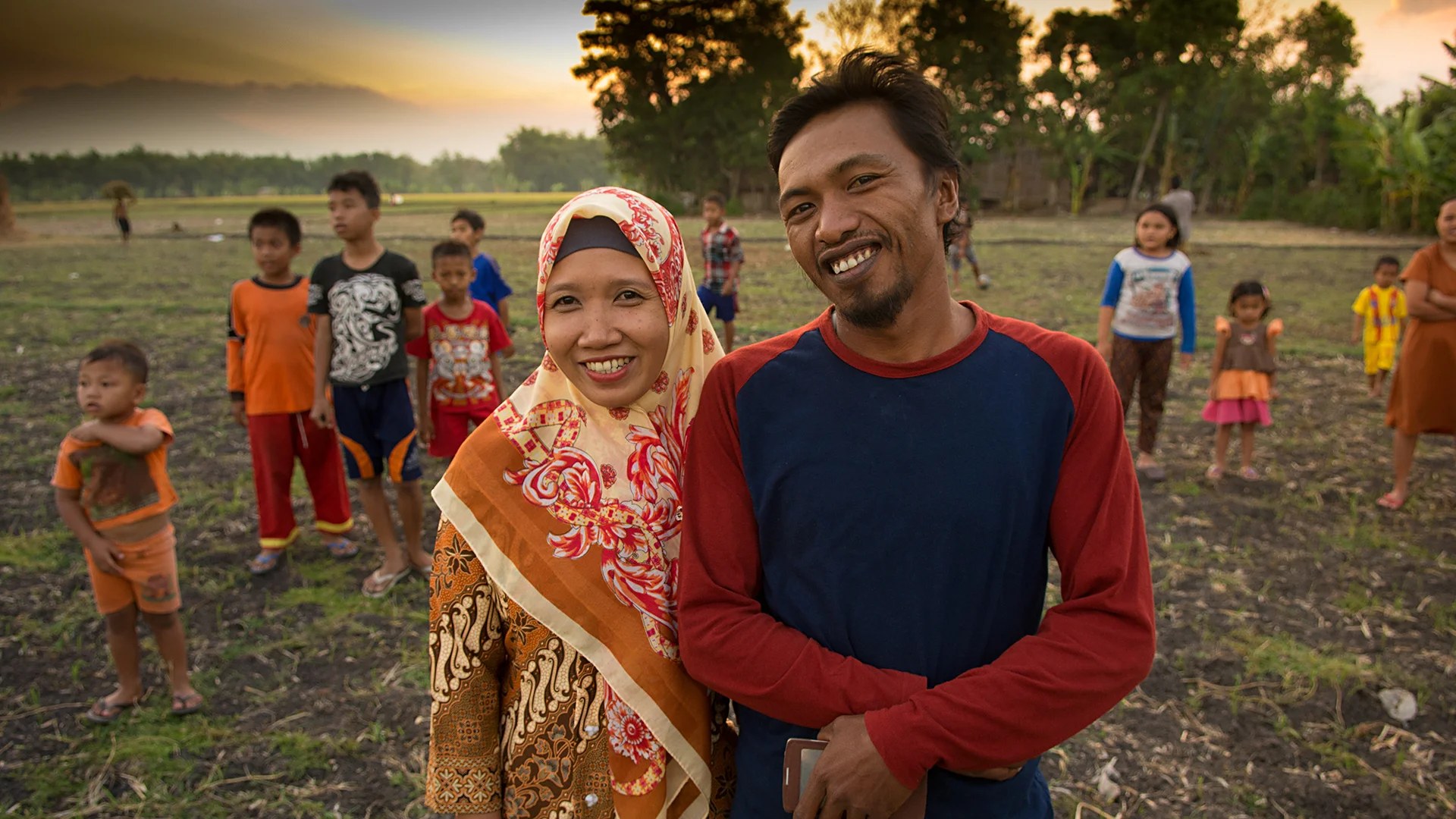 Sumiati und Faris mit Kindern aus ihrem Dorf in Ost-Java