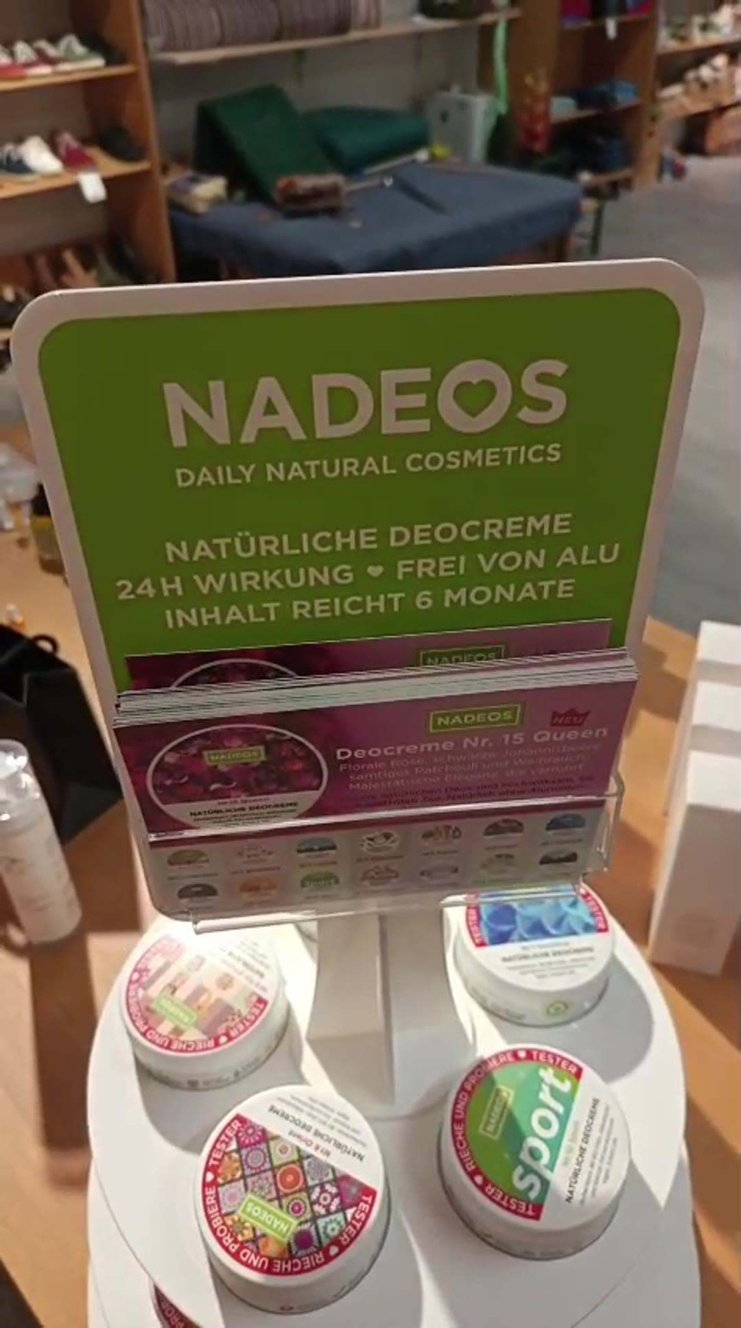 Nadeos-Aufsteller mit Deocreme und Testern in Kirchdorf