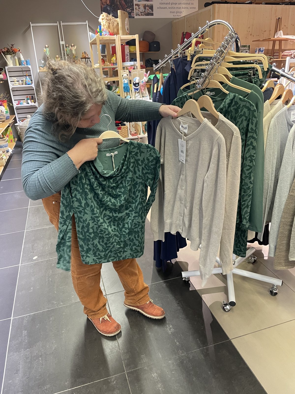 anukoo-Strickjacken und Shirts im Weltladen von Sunnseit