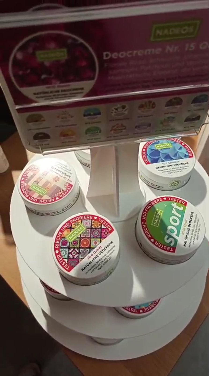 Tester der Nadeos-Deocreme in verschiedenen Sorten zum Riechen und Probieren
