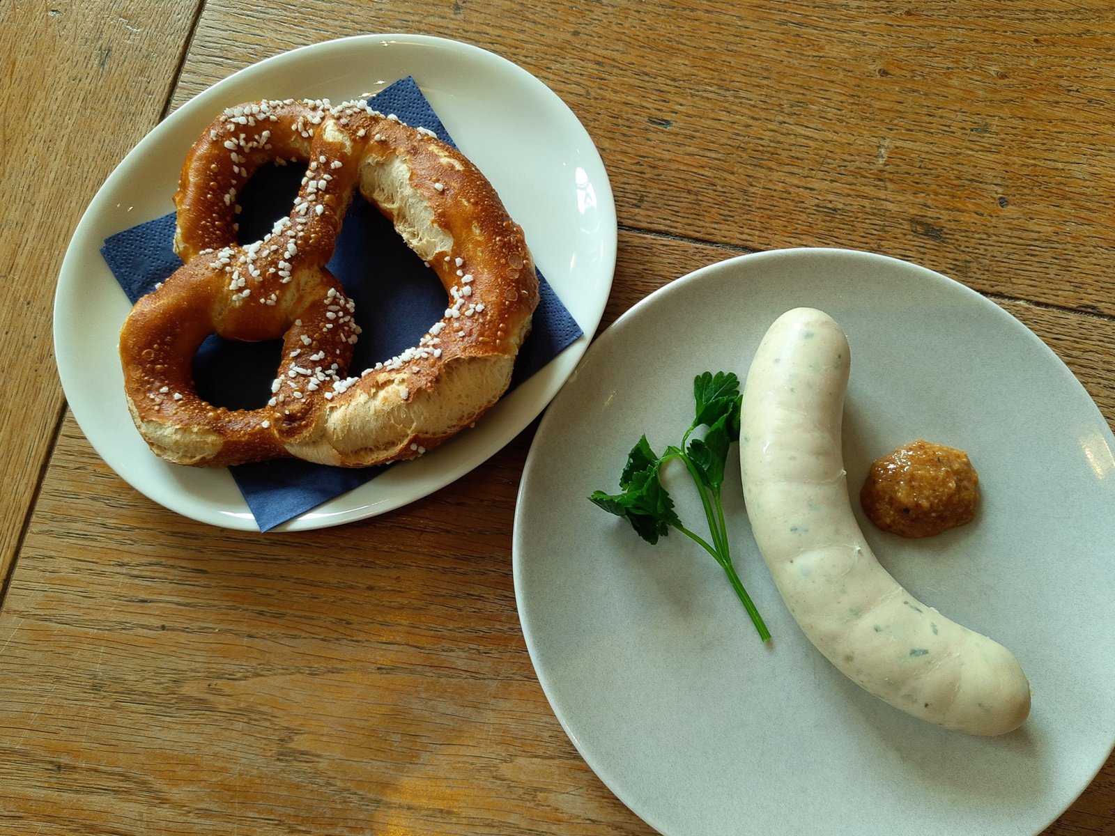 Bio-Weißwurst mit Brezel und süßem Senf